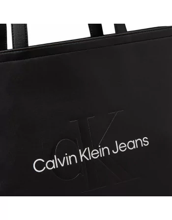 Primo piano del logo CK goffrato sulla shopper Calvin Klein in ecopelle.
