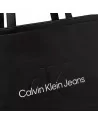 Primo piano del logo CK goffrato sulla shopper Calvin Klein in ecopelle.