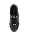 Sneakers Donna Guess Maggnet FLFMAG ELE12 Black NereSneakers Donna GUESS Maggnet FLFMAG ELE12 Black – Stile Glamour e Casual Chic Le Sneakers Donna GUESS Maggnet FLFMAG ELE12 Black sono la scelta ideale per chi desidera una scarpa dal carattere moderno, femminile e ricercato. Questo modello GUESS si distingue per il suo design contemporaneo, capace di trasformare anche il più semplice outfit quotidiano in un look di tendenza. La colorazione Black, elegante e versatile, rende queste sneakers perfette da abbinare a numerosi capi del guardaroba femminile, dai jeans ai pantaloni casual, fino agli outfit più raffinati. Design ricercato e dettagli distintivi GUESS Le sneakers GUESS Maggnet sono realizzate con una tomaia in similpelle, caratterizzata da dettagli decorativi che valorizzano il design della calzatura. La chiusura con lacci permette di regolare la calzata, mentre la punta arrotondata completa la silhouette sportiva e femminile. La suola alta circa 3 cm dona alla scarpa un aspetto contemporaneo, ideale per chi desidera una sneaker versatile da indossare durante la giornata. Perché scegliere le sneakers GUESS Maggnet nere? Il modello FLFMAG ELE12 Black unisce l'estetica sportiva a dettagli fashion, creando una sneaker adatta a diverse occasioni. Tra le caratteristiche principali troviamo:Brand: GUESSModello: MaggnetCodice articolo: FLFMAG ELE12Colore: Black – NeroTomaia: Materiale sintetico effetto pelleFodera interna: TessutoSottopiede: TessutoChiusura: LacciPunta: ArrotondataSuola: Materiale sinteticoAltezza suola: Circa 3 cmStile: Casual chic, fashion e urbanoCome abbinare le sneakers GUESS nere Le sneakers donna GUESS Maggnet Black sono perfette per creare abbinamenti sempre diversi. Indossale con jeans e blazer per un look casual chic, oppure abbinale a pantaloni neri e una borsa a tracolla per un outfit coordinato. Per uno stile più sportivo puoi scegliere leggings, felpe oversize e accessori minimal. La tonalità nera rende queste sneakers particolarmente versatili e facilmente abbinabili. Acquista le GUESS Maggnet FLFMAG ELE12 su Calzature Leone Se cerchi delle sneakers GUESS donna nere dal design distintivo, il modello Maggnet FLFMAG ELE12 Black è una proposta ideale per arricchire la tua collezione di scarpe. Su Calzature Leone trovi una selezione di calzature GUESS e altri marchi di moda, pensata per chi ama qualità, stile e nuove tendenze. Scopri anche le altre sneakers e calzature da donna disponibili nel nostro shop online. Acquista ora le Sneakers Donna GUESS Maggnet Black su www.calzatureleone.it e scegli la taglia perfetta per te!