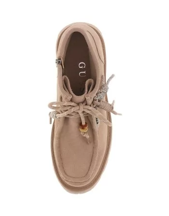 Dettaglio stivaletto Guess in camoscio beige