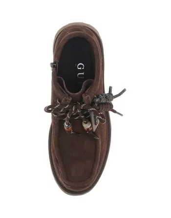 Dettaglio stivaletto Guess in camoscio marrone